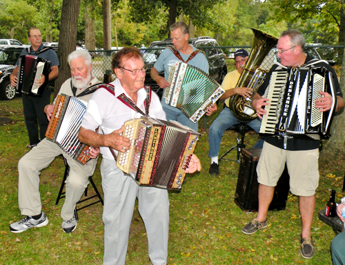 Musicians gathered for an impromptu jam session at the 2017 Slovenian Sausage Festival 